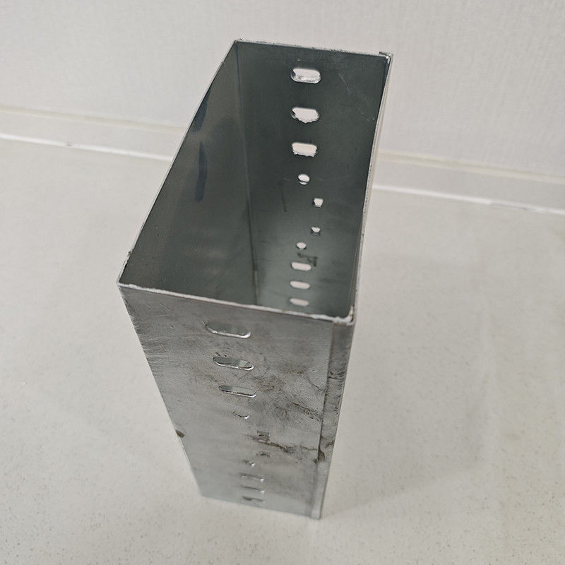 Cable tray di fondo solido interno con lunghezza personalizzata e finitura galvanizzata